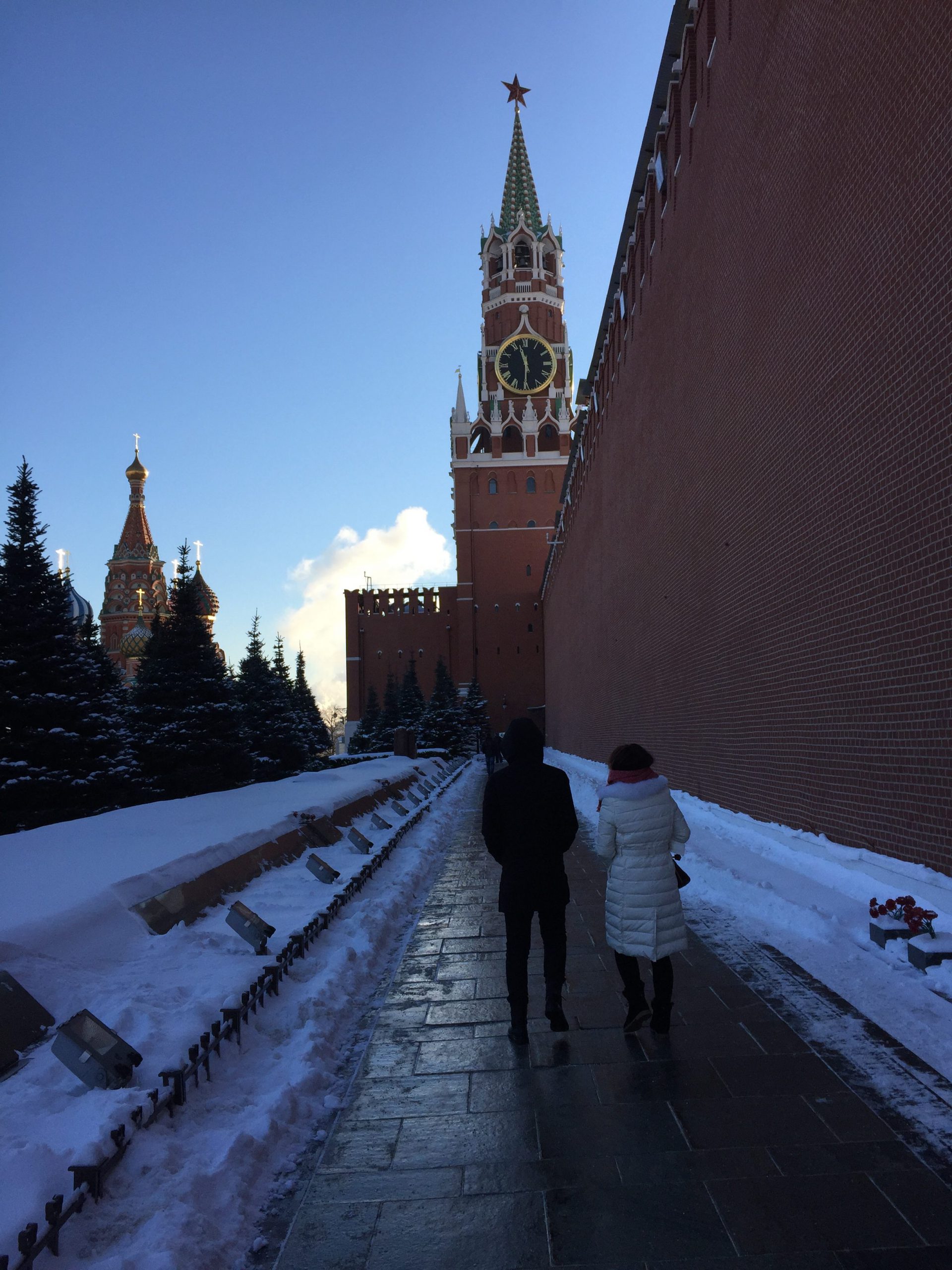 Paar spaziert durch den Kreml